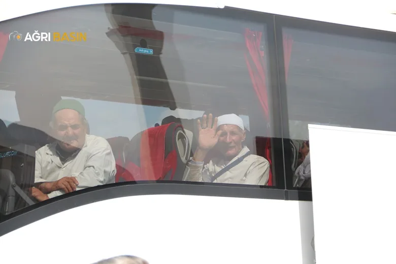 Ağrı'dan 210 Hacı Adayı Dualarla Kutsal Topraklara uğurlandı