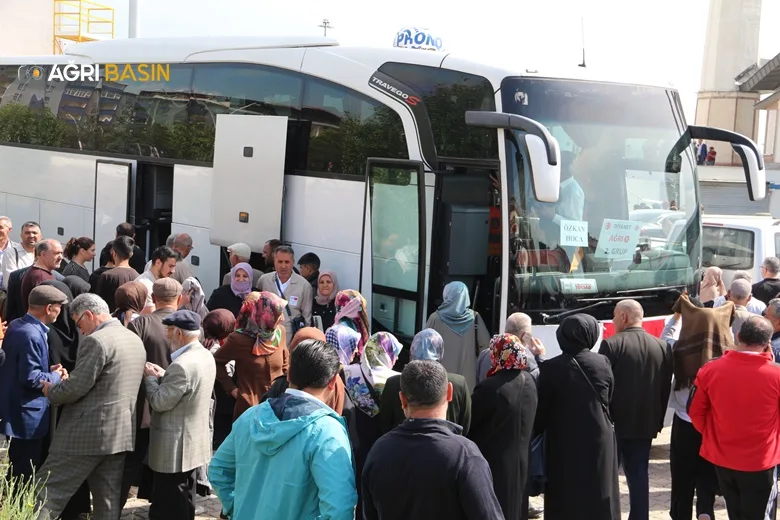Ağrı'dan 210 Hacı Adayı Dualarla Kutsal Topraklara uğurlandı