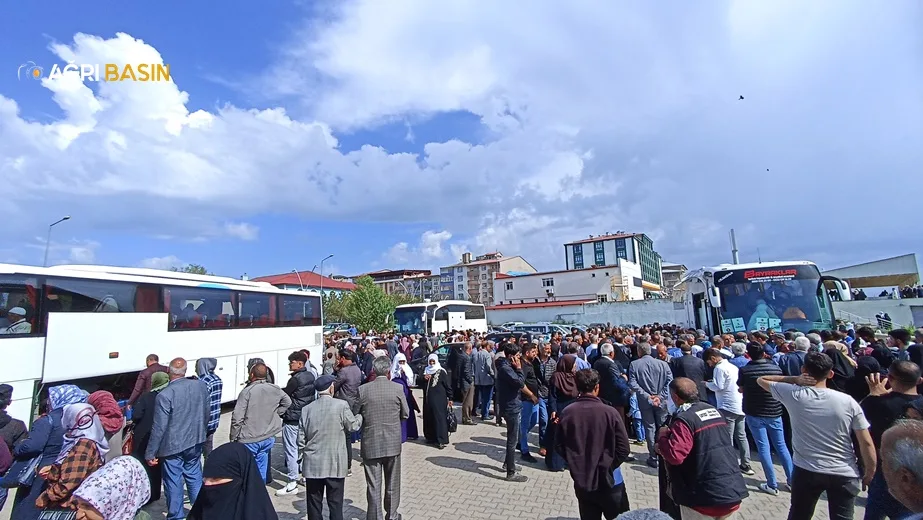 Ağrı'dan 210 Hacı Adayı Dualarla Kutsal Topraklara uğurlandı