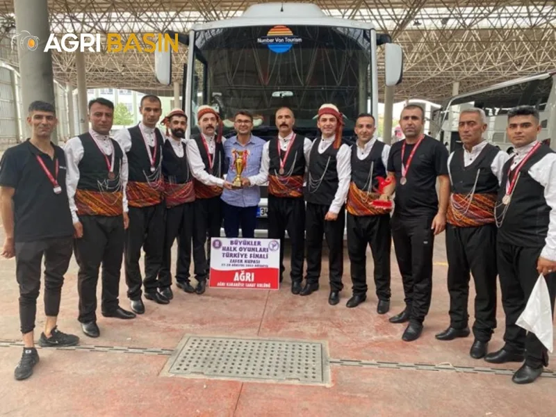 Ağrı Halk Eğitimi Merkezi Halk oyunlarında Türkiye Üçüncüsü oldu