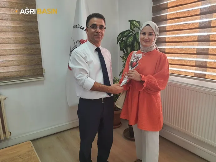 Hamur'da öğretmenler güllerle karşılandı