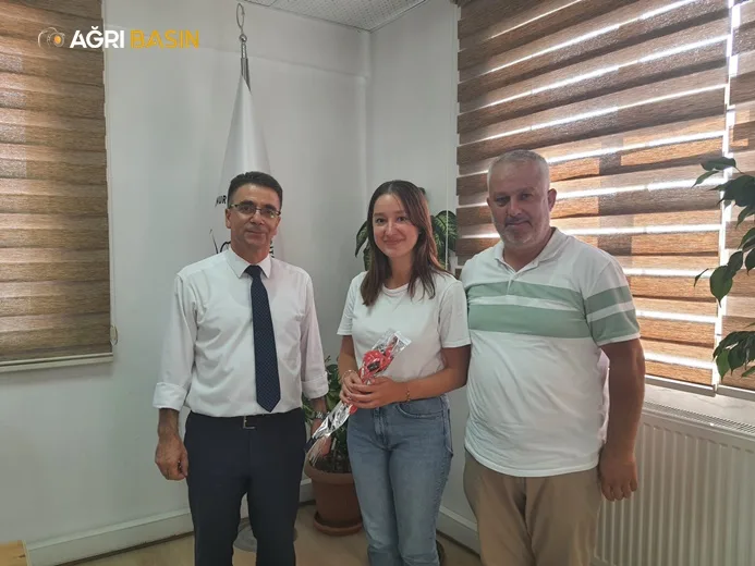 Hamur'da öğretmenler güllerle karşılandı