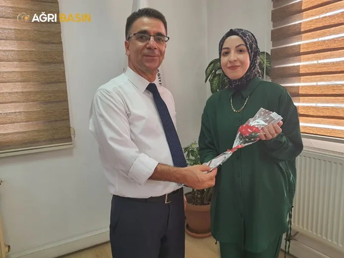 Hamur'da öğretmenler güllerle karşılandı