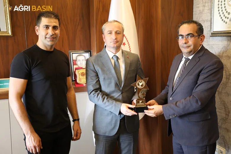 Ağrı İl Milli Eğitim Müdürüne Kökrek'e Halk Oyunlarından Plaket