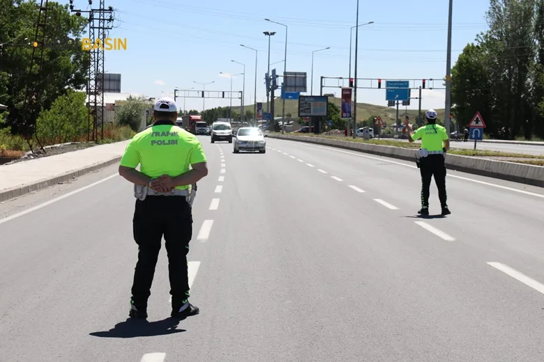 Ağrı Emniyet Müdürü Hasan Aydın bayram trafiğini havadan takip etti