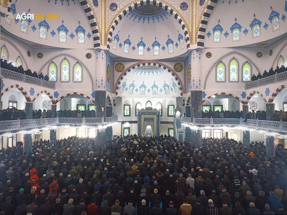 Ağrı Merkez Camii Cuma Namazı ile ibadete açıldı