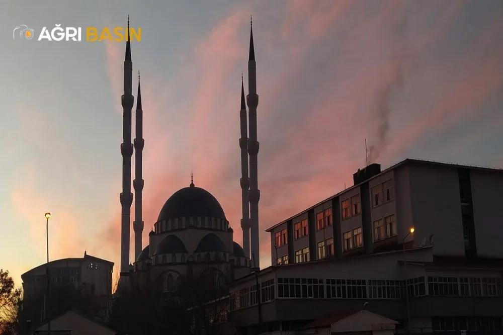 Ağrı Merkez Camii yeni mimarisiyle şehrin sembolü olmaya aday