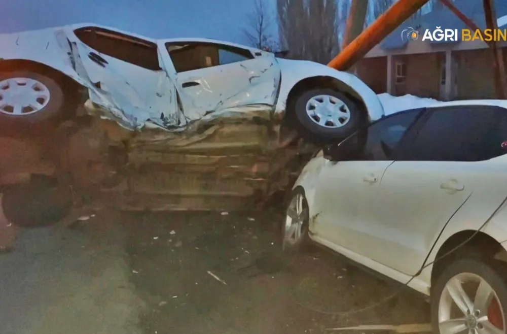 Ağrı'da iki ayrı trafik kazasında 9 kişi yaralandı