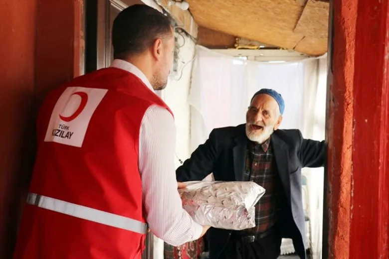 Türk Kızılay Ağrı Şubesi yaşlılara hijyen seti dağıttı