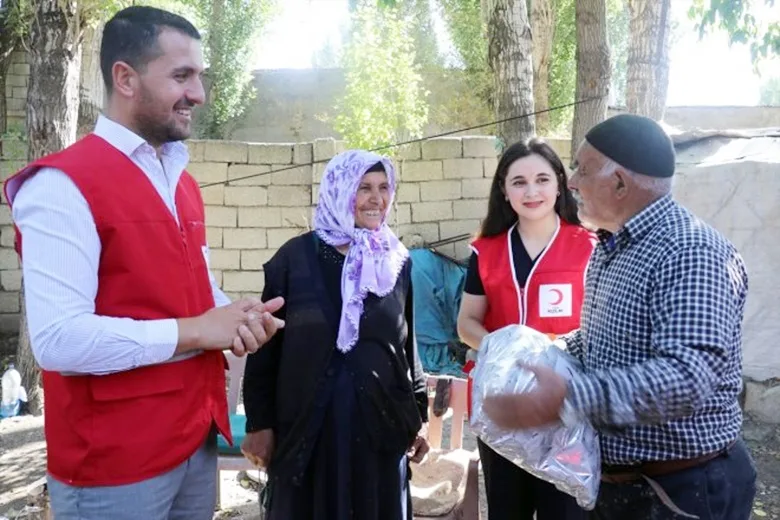 Türk Kızılay Ağrı Şubesi yaşlılara hijyen seti dağıttı
