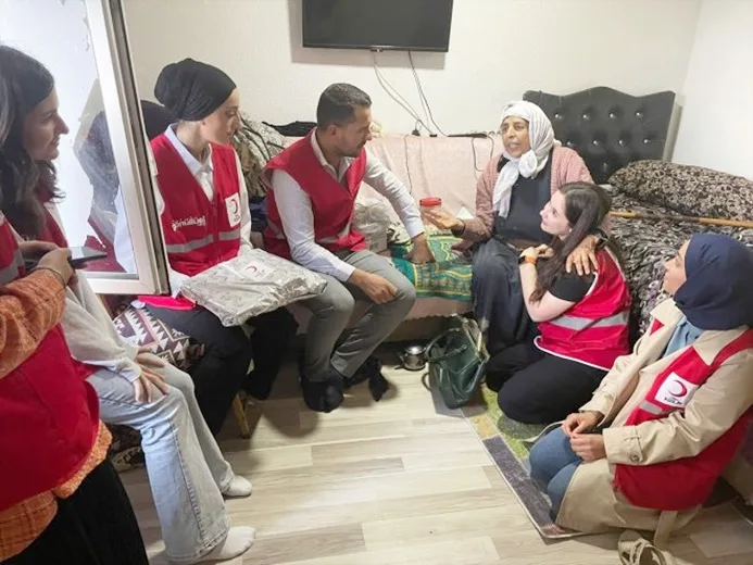 Türk Kızılay Ağrı Şubesi yaşlılara hijyen seti dağıttı