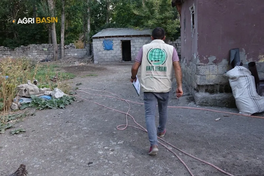 Ağrı Umut Kervanı Derneği, ihtiyaç sahiplerine yüzbinlerce TL'lik yardım ulaştırdı