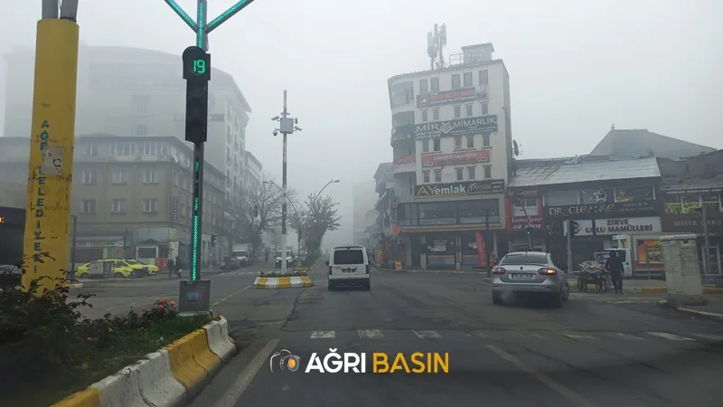 Ağrı'da etkili olan yoğun sis sürücülere zor anlar yaşattı