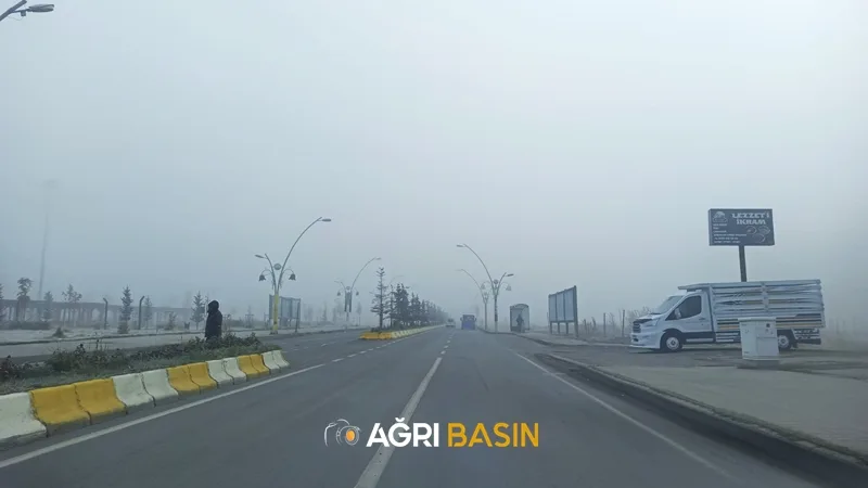 Ağrı'da etkili olan yoğun sis sürücülere zor anlar yaşattı