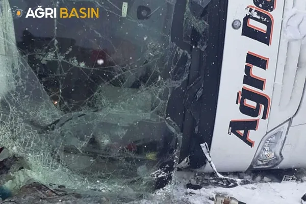 Ağrı yolcu otobüsü devrildi 13 yaralı