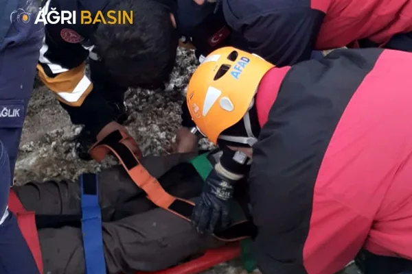 Ağrı yolcu otobüsü devrildi 13 yaralı