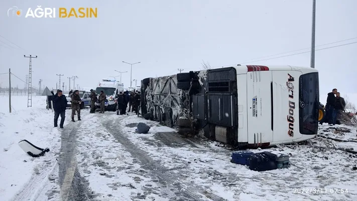 Ağrı yolcu otobüsü devrildi 13 yaralı
