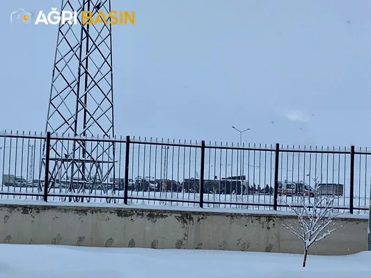 Ağrı yolcu otobüsü devrildi 13 yaralı