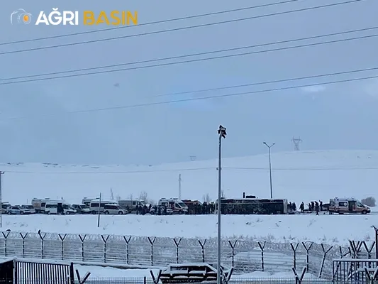 Ağrı yolcu otobüsü devrildi 13 yaralı