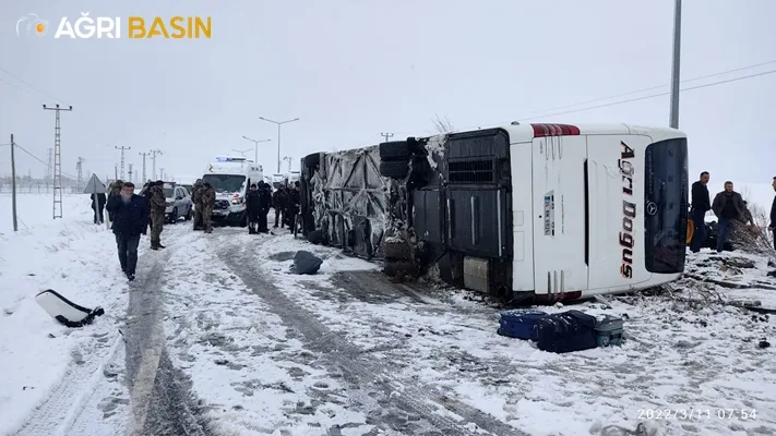 Ağrı yolcu otobüsü devrildi 13 yaralı