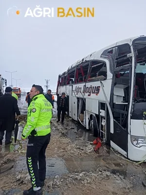 Ağrı yolcu otobüsü devrildi 13 yaralı
