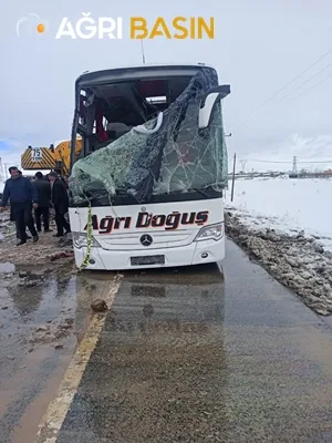 Ağrı yolcu otobüsü devrildi 13 yaralı