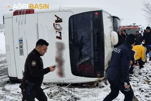 Ağrı yolcu otobüsü devrildi 13 yaralı