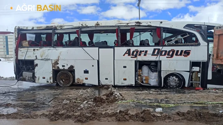 Ağrı yolcu otobüsü devrildi 13 yaralı