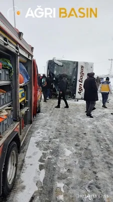 Ağrı yolcu otobüsü devrildi 13 yaralı