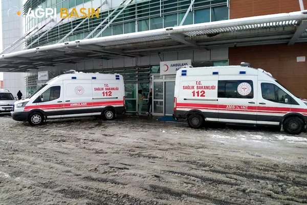 Ağrı yolcu otobüsü devrildi 13 yaralı