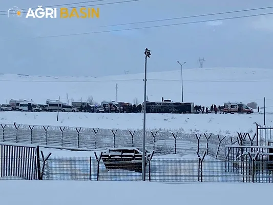 Ağrı yolcu otobüsü devrildi 13 yaralı