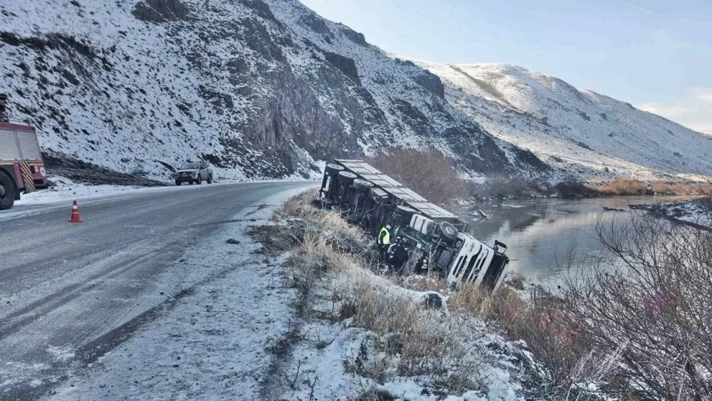 Ağrı Tutak'ta Tır şarampole devrildi! 1 Ölü