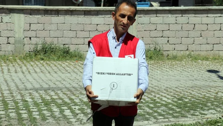 Türk Kızılay Ağrı bayan gönüllüleri yaşlı ve kimsesizlerin evini temizliyor