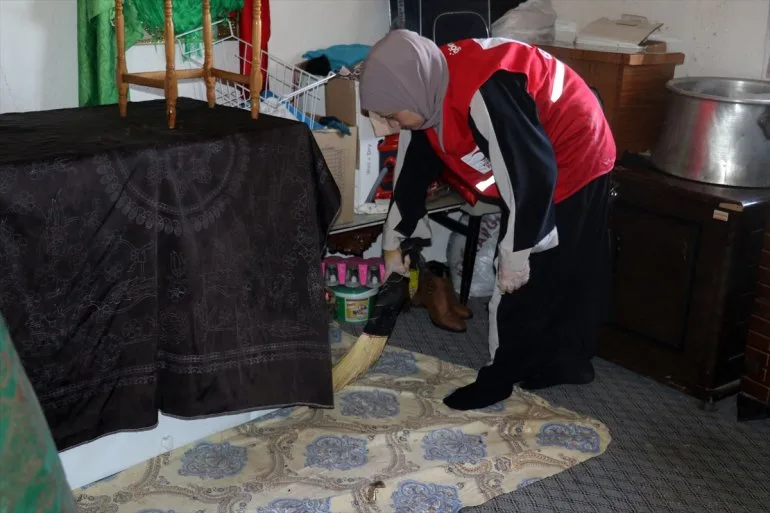 Türk Kızılay Ağrı bayan gönüllüleri yaşlı ve kimsesizlerin evini temizliyor