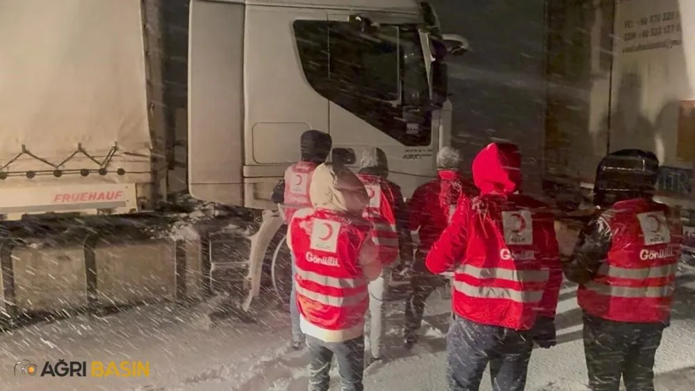 Kızılay, Tendürek Geçidi'nde Mahsur Kalan Sürücülere Yardım Dağıttı