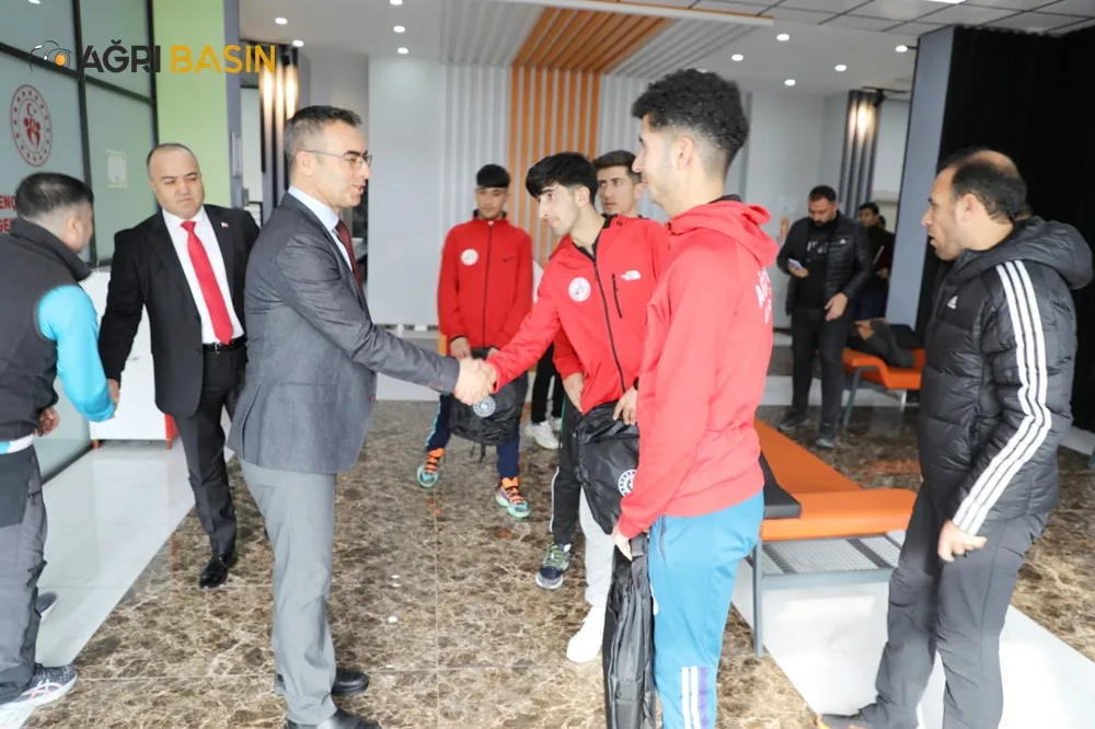 Müdür Fedai Din Başarılı Atletleri Tebrik Etti