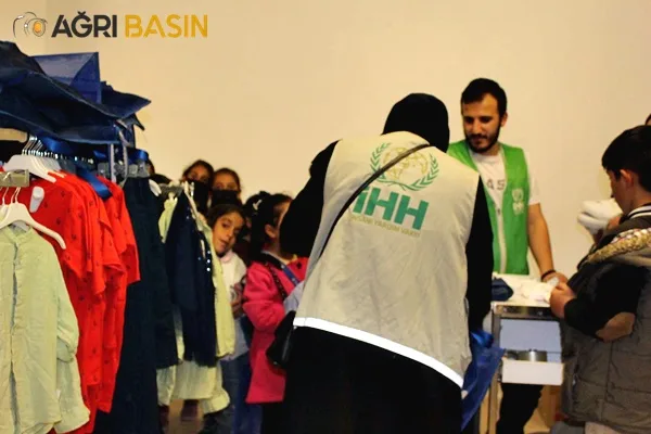 İHH Ağrı'da yetimlere giyim ve nakdi para yardımında bulundu