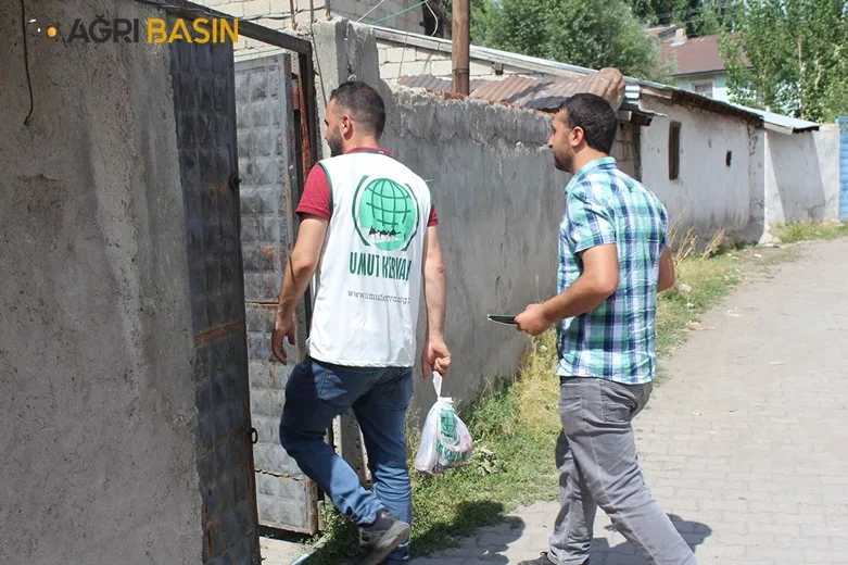 Umut Kervanı Ağrı'da yüzlerce aileye kurban eti dağıttı