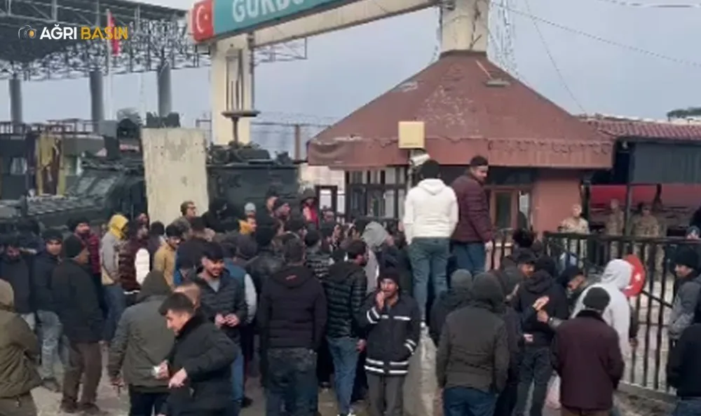 Gürbulak Gümrük Kapısında 'Müdür İstifa' sloganlarıyla protesto