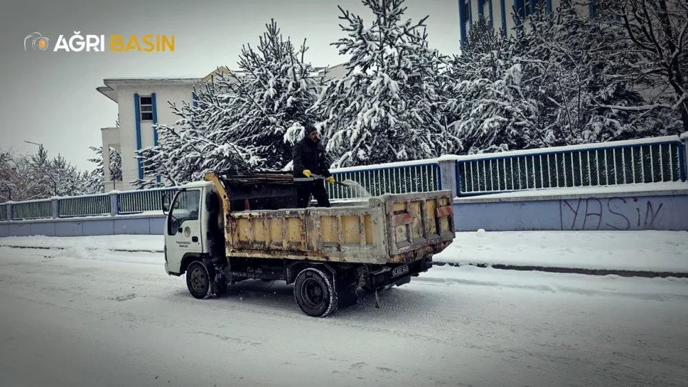 Ağrı Belediyesini Kar Mesaisini sürdürüyor