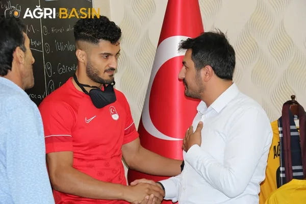 Tokyo’dan Dönen Bayram Malkan'a Çiçekli Karşılama