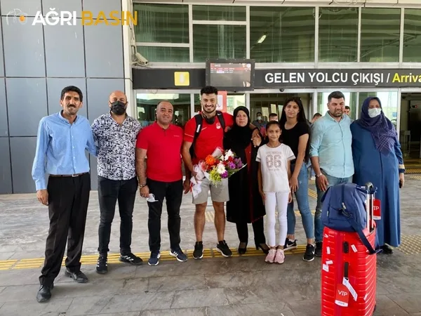 Tokyo’dan Dönen Bayram Malkan'a Çiçekli Karşılama