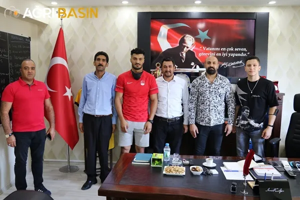Tokyo’dan Dönen Bayram Malkan'a Çiçekli Karşılama