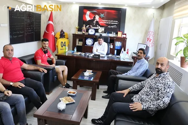Tokyo’dan Dönen Bayram Malkan'a Çiçekli Karşılama