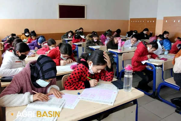 Ağrı'da Soğuk Havaya Rağmen Siyer Yarışması Yapıldı