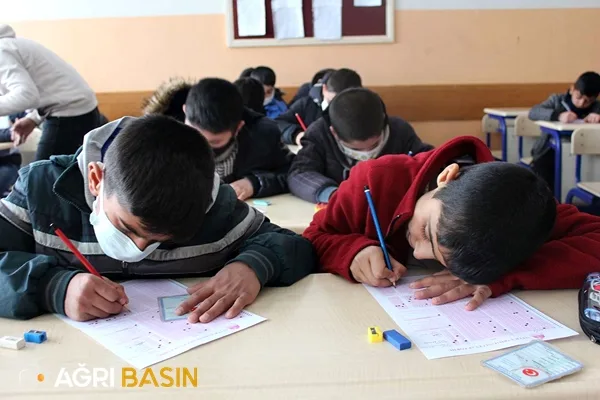 Ağrı'da Soğuk Havaya Rağmen Siyer Yarışması Yapıldı