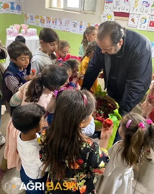 Ağrı’da köy çocukları çilek şenliğinde eğlendi