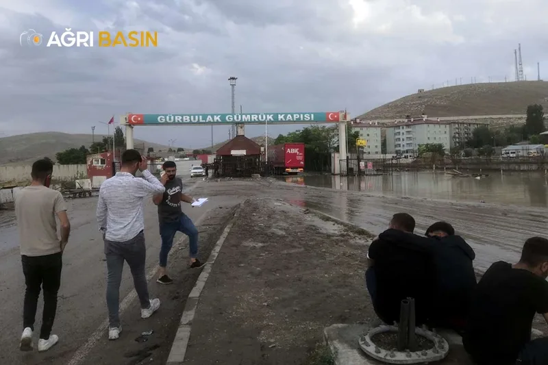 Doğubayazıt'ta Sel Felakati! Çok sayıda ev ve araçlar zarar gördü