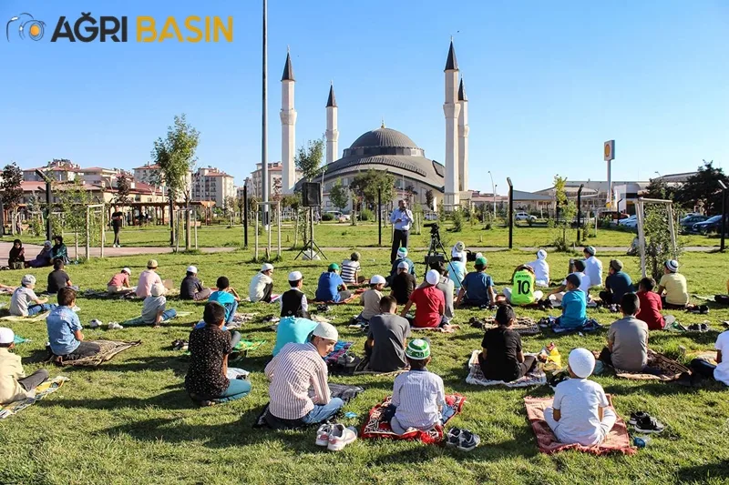 Ağrı'da Çocuklar Namazı Severek Öğreniyorlar