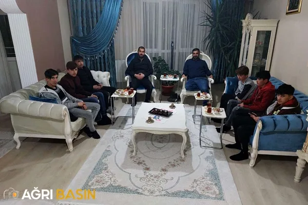 Ağrı ÖNDER Pansiyon'da kalan İmam Hatip Lisesi öğrencilerini evlerinde misafir etti